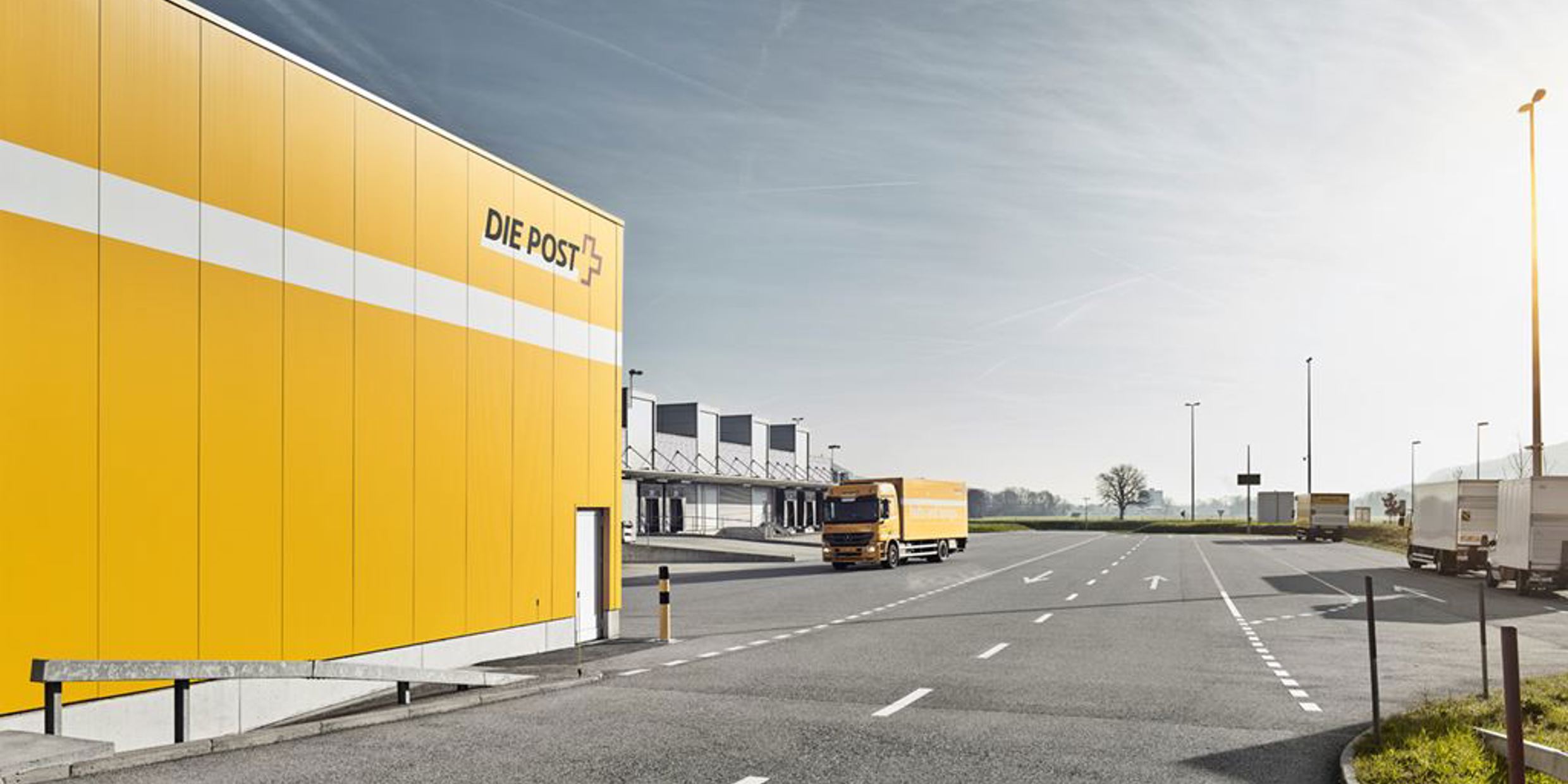 Das IMS-Gebäude mit einem Postwagen daneben